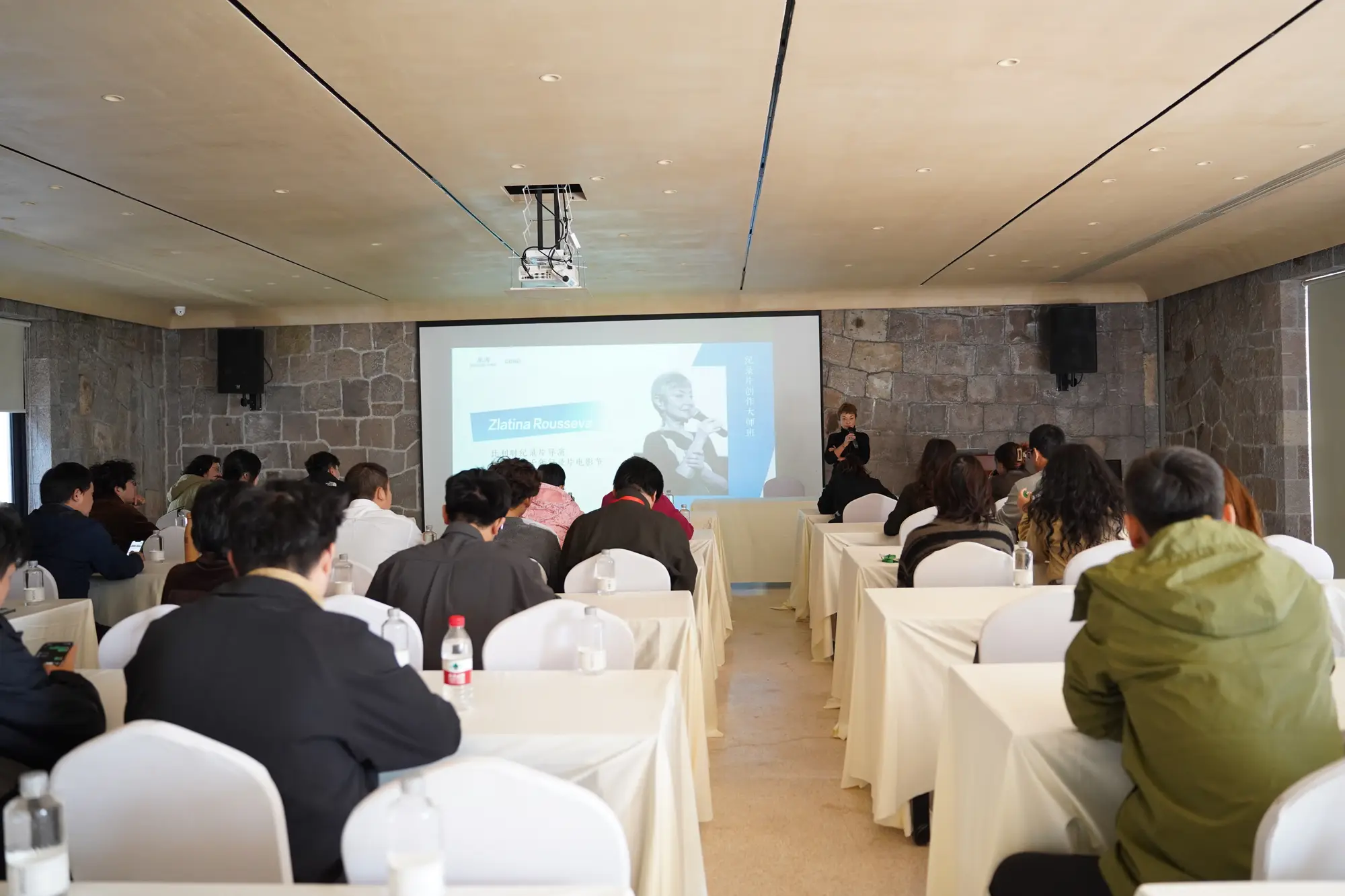 入围影片展映，映后由导演出席交流。